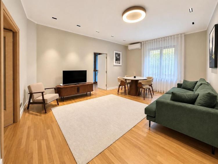 Apartament cu 3 camere semidecomandat, mobilat în Capitale