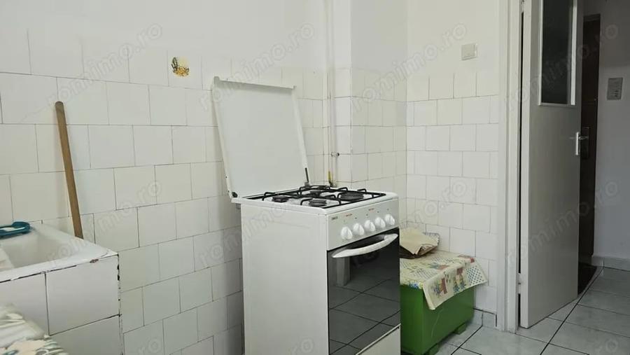 Apartament cu 3 camere semidecomandat în Zamfirescu