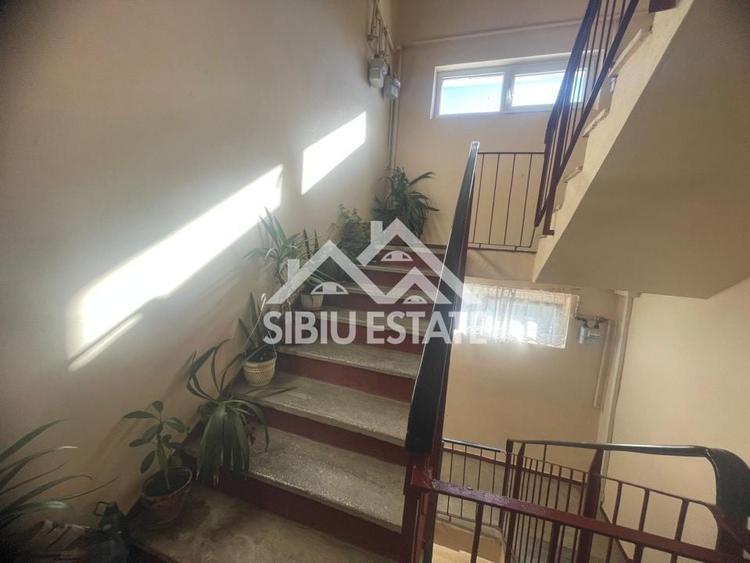 Apartament cu 3 camere decomandat, mobilat în Valea Aurie