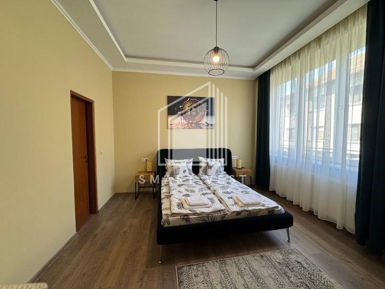 Casă individuală cu 8 camere cu Canalizare în Central