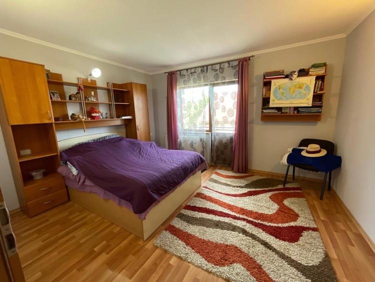 Casă individuală cu 7 camere cu Canalizare în Aradului