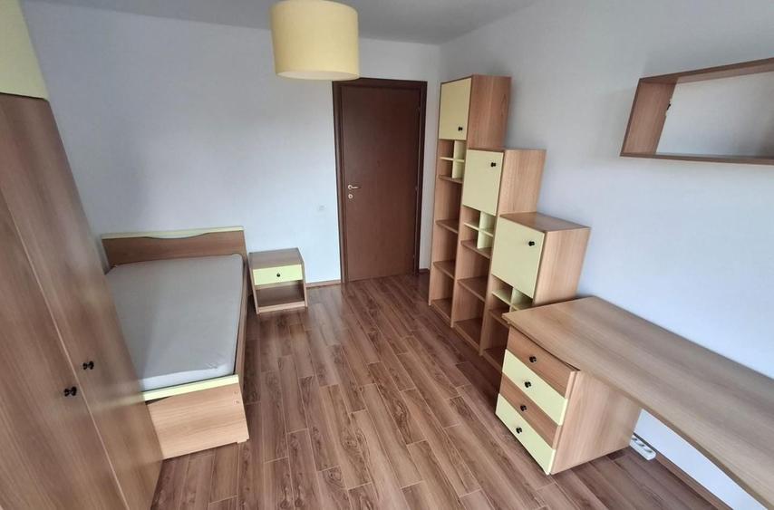 Apartament cu 3 camere semidecomandat în 1 Mai