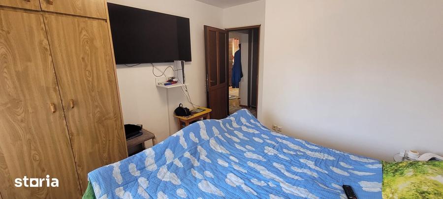 Apartament cu 3 camere decomandat în Florilor