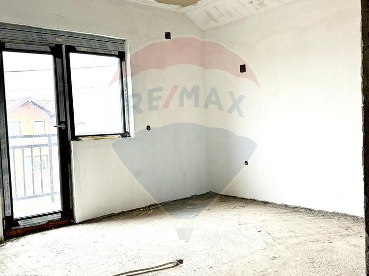 Casă cu 5 camere cu Teren 500 Mp în Jucu