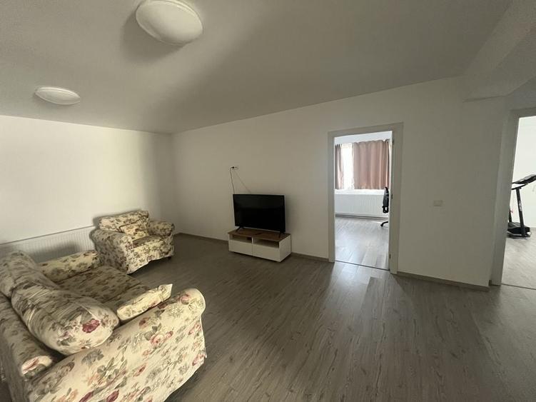 Apartament cu 3 camere decomandat în Exterior Vest