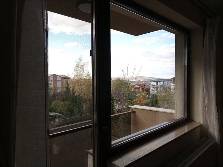 Apartament cu 3 camere decomandat în Europa