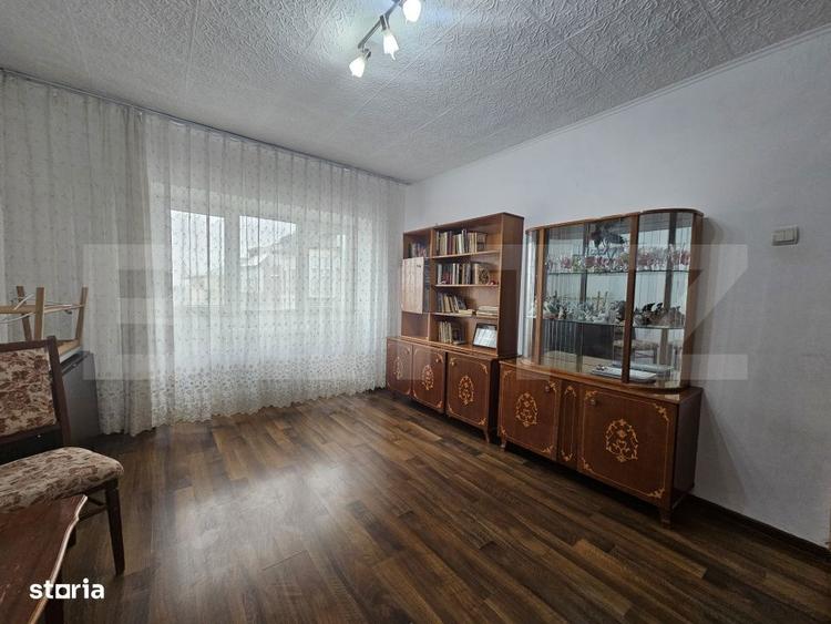 Apartament cu 3 camere decomandat, mobilat în Nicolina