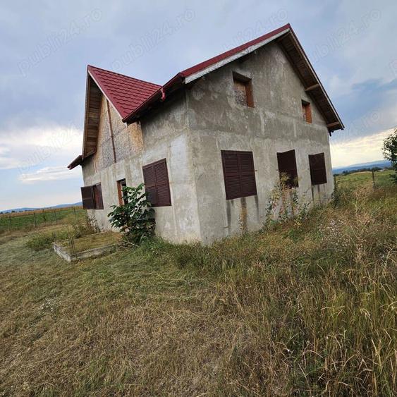 Casă cu 4 camere cu Teren 2000 Mp în Costișa