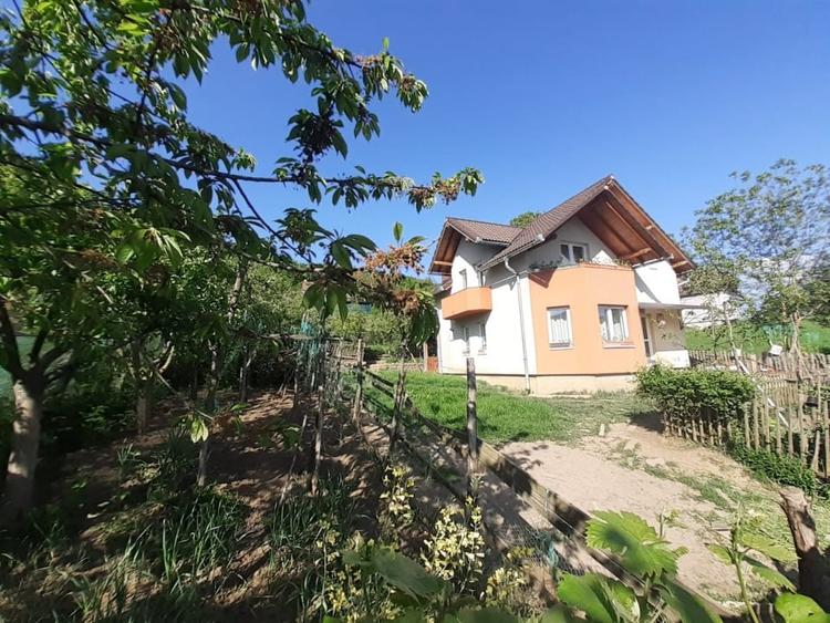 Casă individuală cu 3 camere cu Canalizare în Est