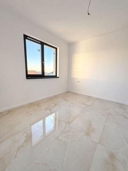 Apartament cu 3 camere semidecomandat, mobilat în Moșnița Nouă