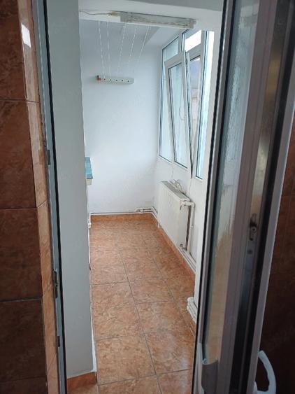 Apartament cu 3 camere semidecomandat în Mărăței