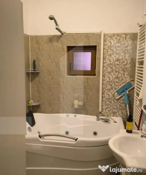 Casă cu 6 camere cu Teren 400 Mp în Central