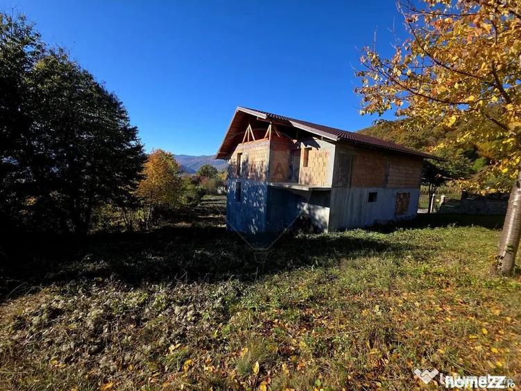 Casă cu 5 camere cu Teren 2700 Mp în Alexandru cel Bun