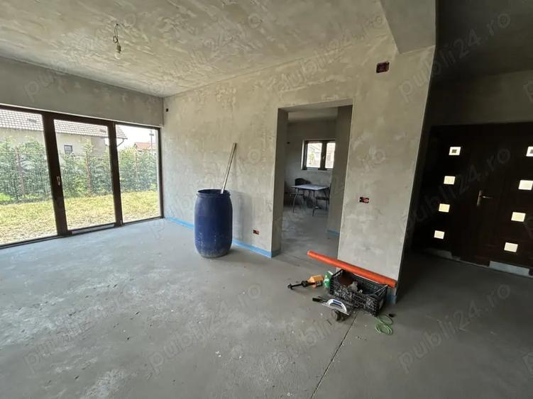 Casă cu 5 camere cu Teren 170 Mp în Livada