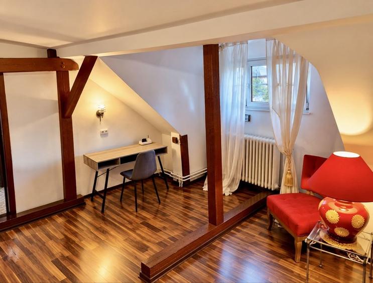 Apartament cu 4 camere decomandat, mobilat în Central
