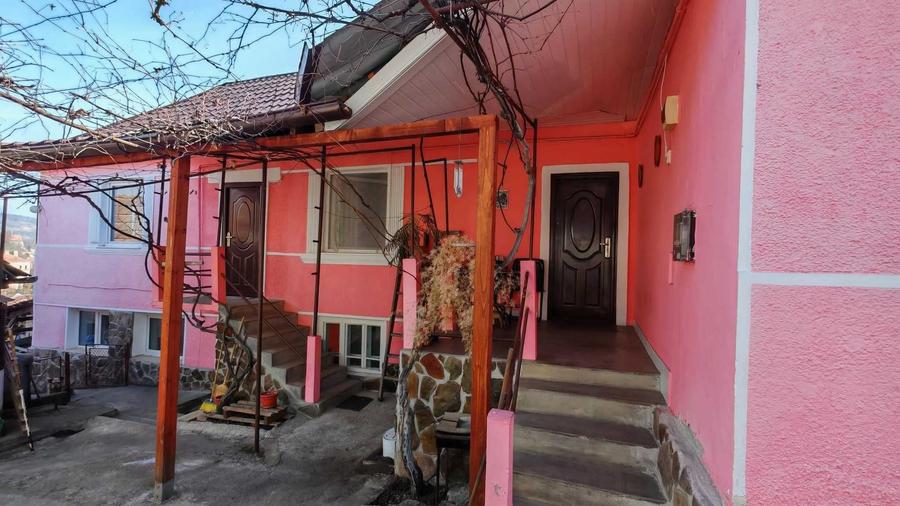 Casă cu 4 camere în Central