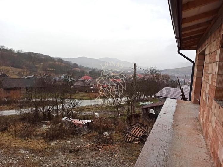 Casă individuală cu 6 camere cu Canalizare în Teaca