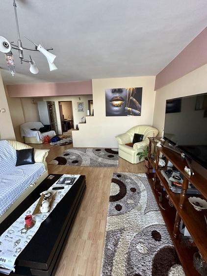 Apartament cu 3 camere decomandat în Viziru 3