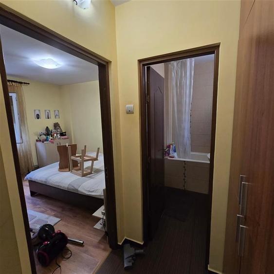 Apartament cu 3 camere semidecomandat în Podu Roș