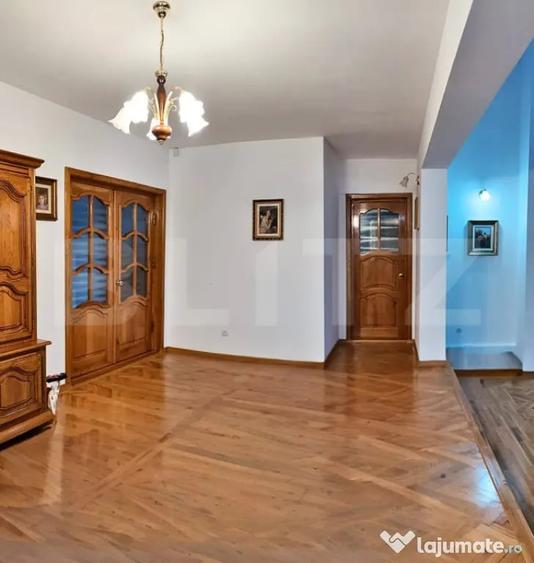 Casă cu 7 camere cu Teren 1178 Mp în Central