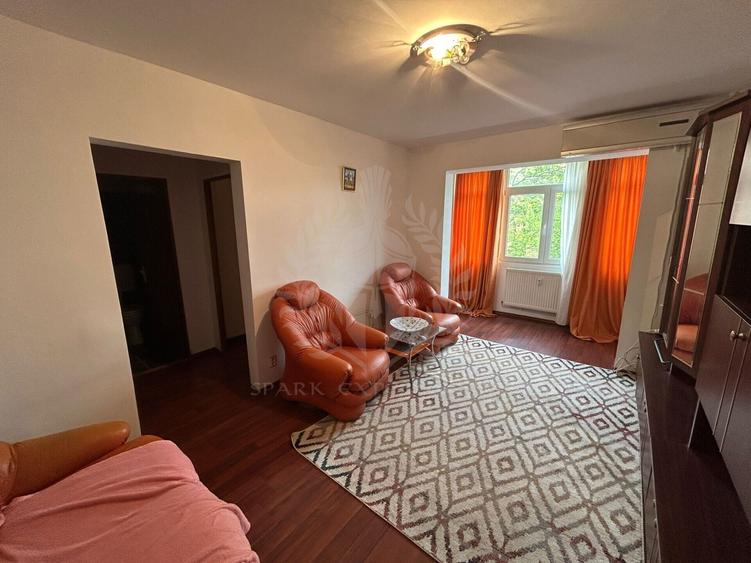 Apartament cu 3 camere semidecomandat în Mihai Bravu