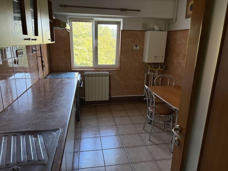 Apartament cu 3 camere decomandat în Faleza Nord