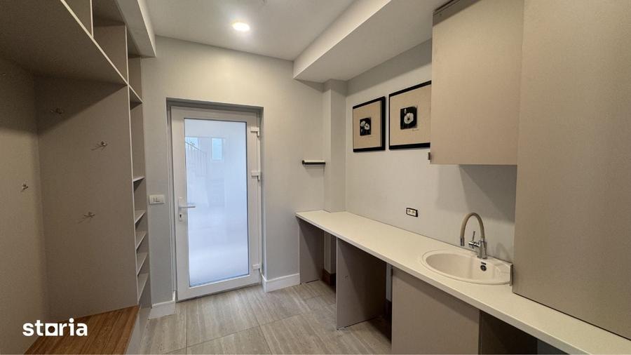Casă cu 6 camere cu Teren 3433 Mp în Vladimirescu