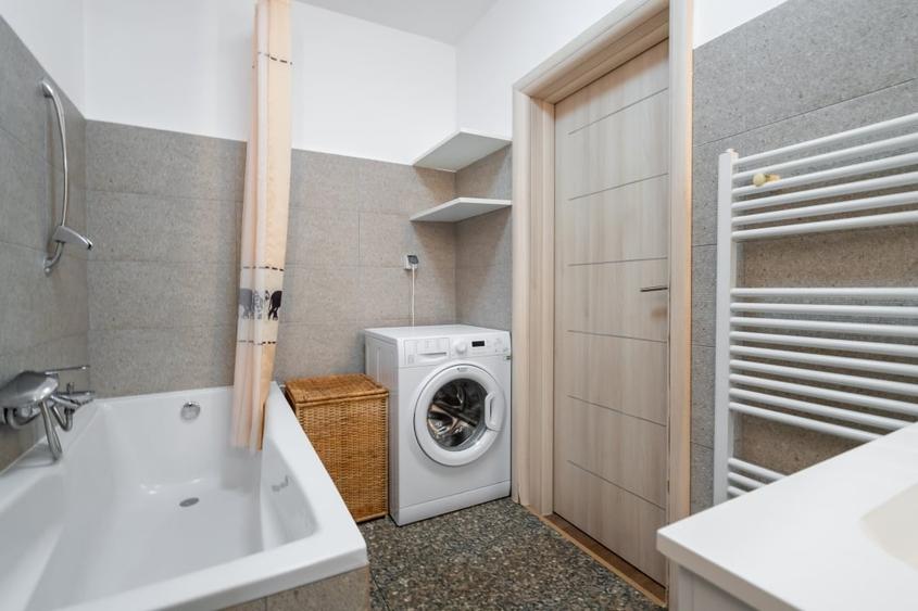 Apartament cu 3 camere semidecomandat, mobilat în Moșilor