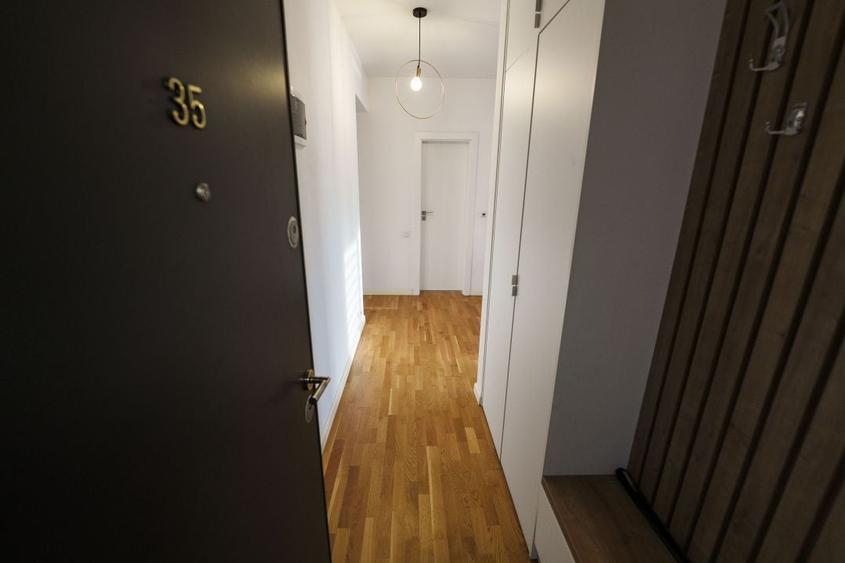 Apartament cu 3 camere semidecomandat, mobilat în Craiovița Nouă