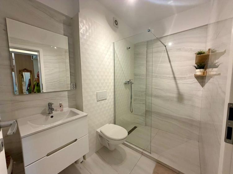 Apartament cu 3 camere semidecomandat, mobilat în Tunari