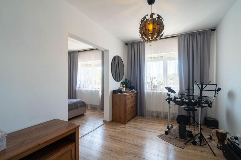 Apartament cu 5 camere decomandat, mobilat în Aurel Vlaicu