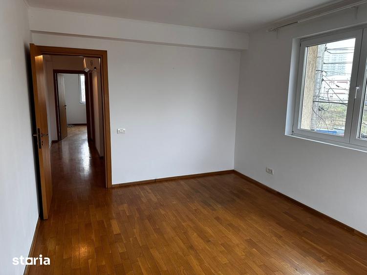Casă cu 6 camere cu Teren 310 Mp în Apărătorii Patriei