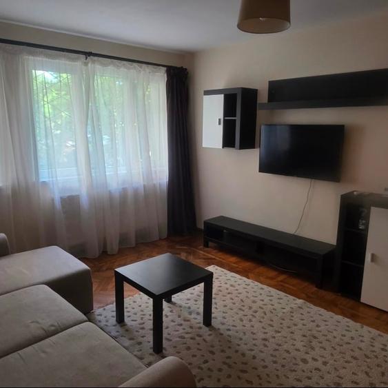 Apartament cu 3 camere semidecomandat, mobilat în Dristor