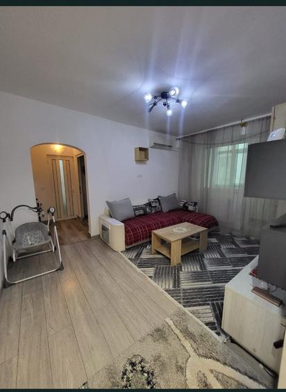 Apartament cu 3 camere semidecomandat în Central