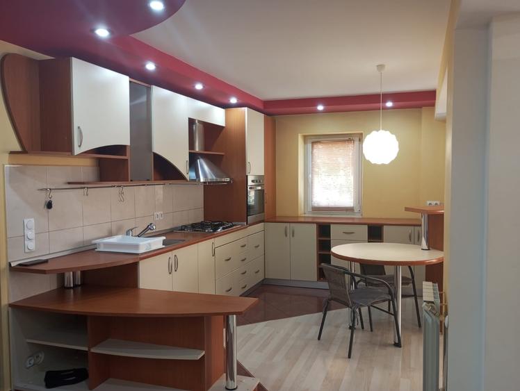 Apartament cu 3 camere semidecomandat în Plopilor