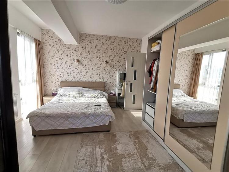 Apartament cu 4 camere semidecomandat în Colentina