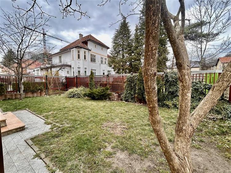 Casă individuală cu 11 camere cu Canalizare în Centrul Civic