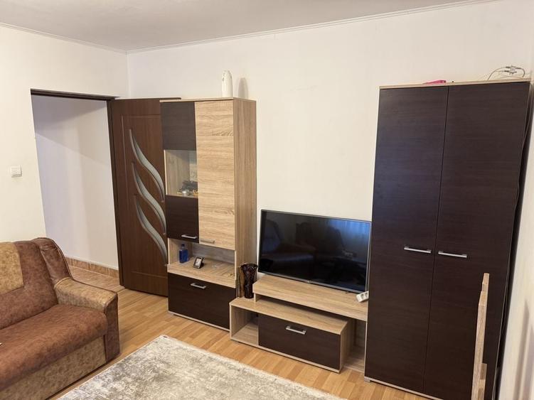 Apartament cu 3 camere semidecomandat în Sud