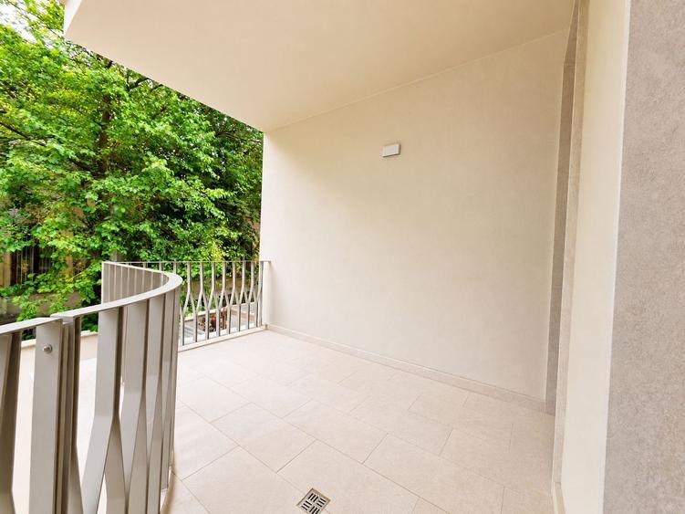 Apartament cu 4 camere în P-ța Universității