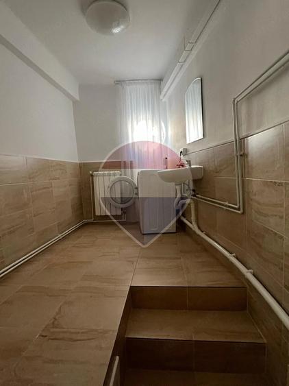 Apartament cu 4 camere semidecomandat în Națiunile Unite