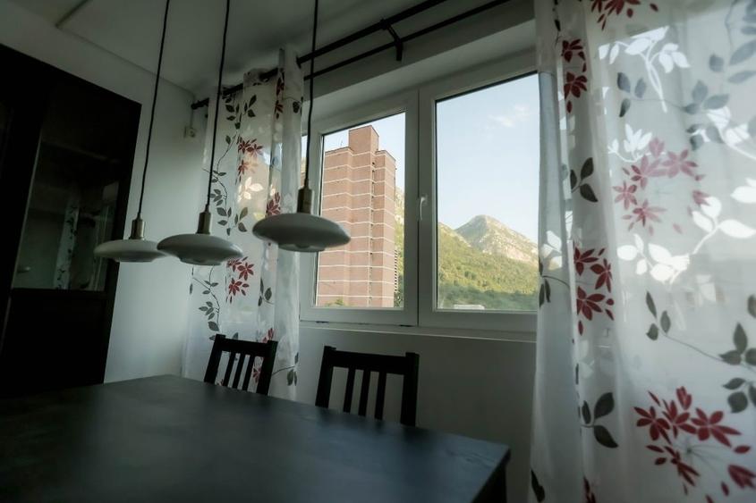Apartament cu 2 camere semidecomandat, mobilat în Sud-Vest