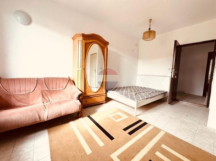 Penthouse cu 13 camere decomandat în Central