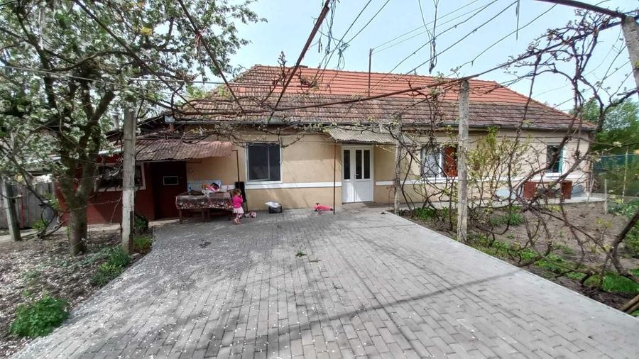 Casă cu 3 camere cu Teren 1100 Mp în Central