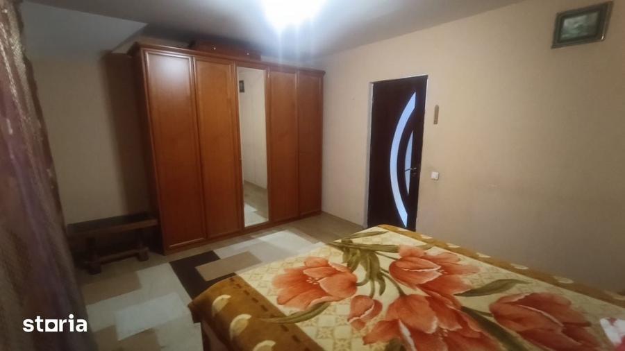 Casă cu 5 camere cu Teren 250 Mp în Cernele