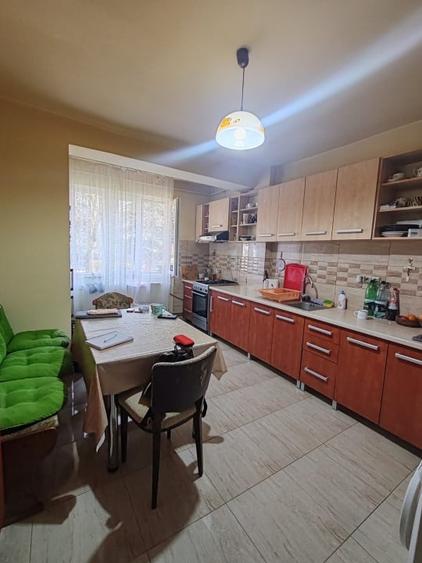 Apartament cu 3 camere semidecomandat, mobilat în Săsar