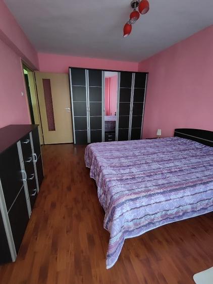 Apartament cu 3 camere decomandat, mobilat în Vitrometan