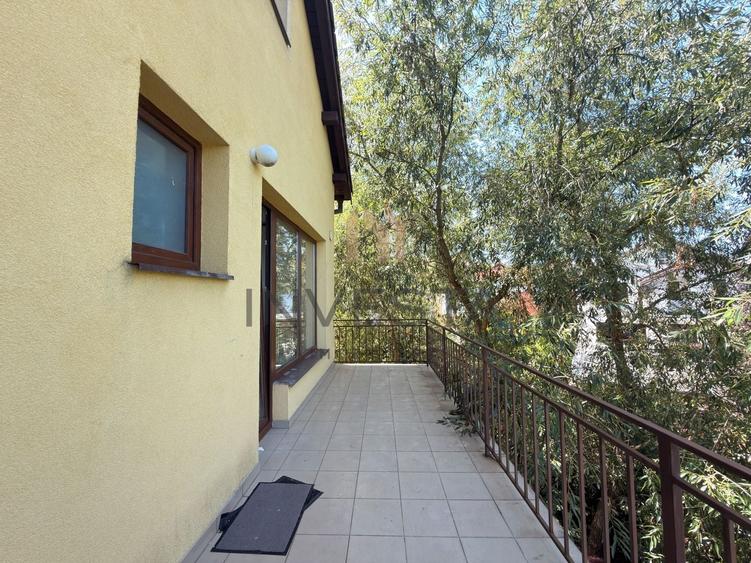 Apartament cu 3 camere semidecomandat în Andrei Mureșanu