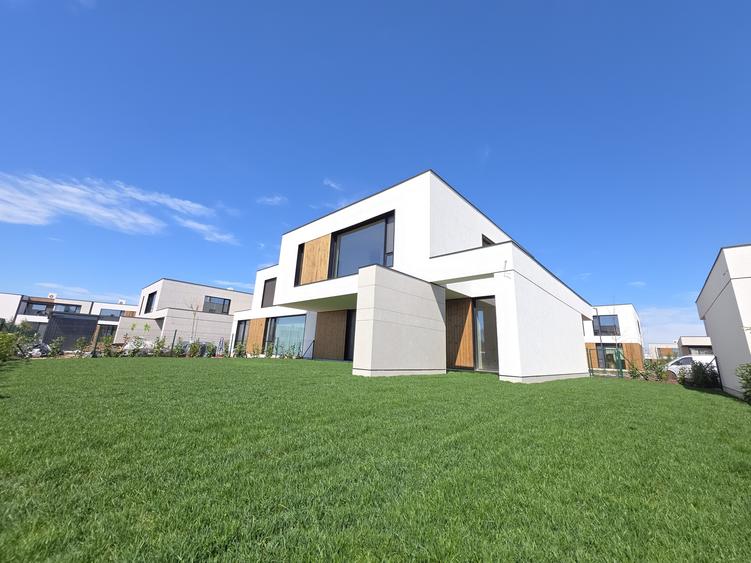 Duplex cu 5 camere cu Canalizare în Tunari