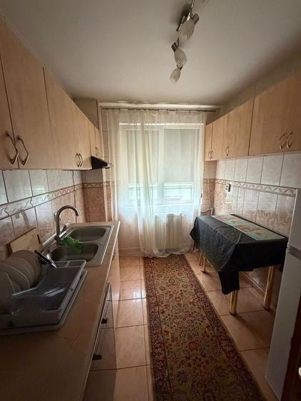 Apartament cu 3 camere semidecomandat în Berceni