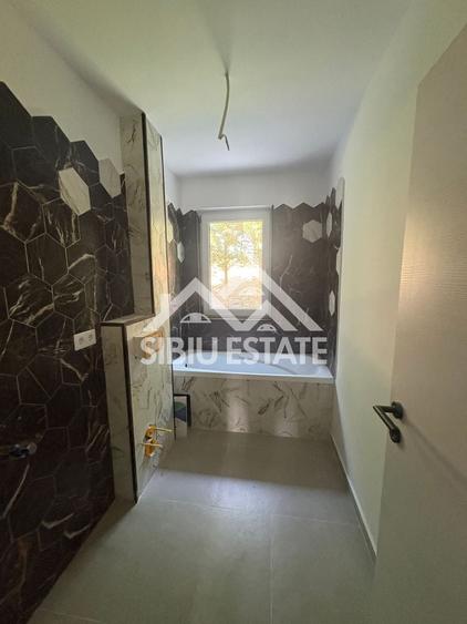Apartament cu 3 camere decomandat în Cristian